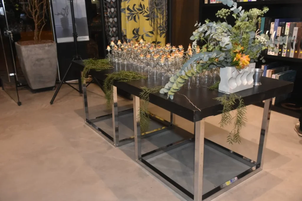 Mesa 2x1m Base cromada Buffet