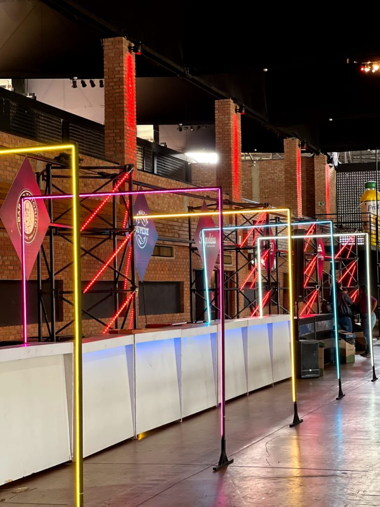 Traves neon