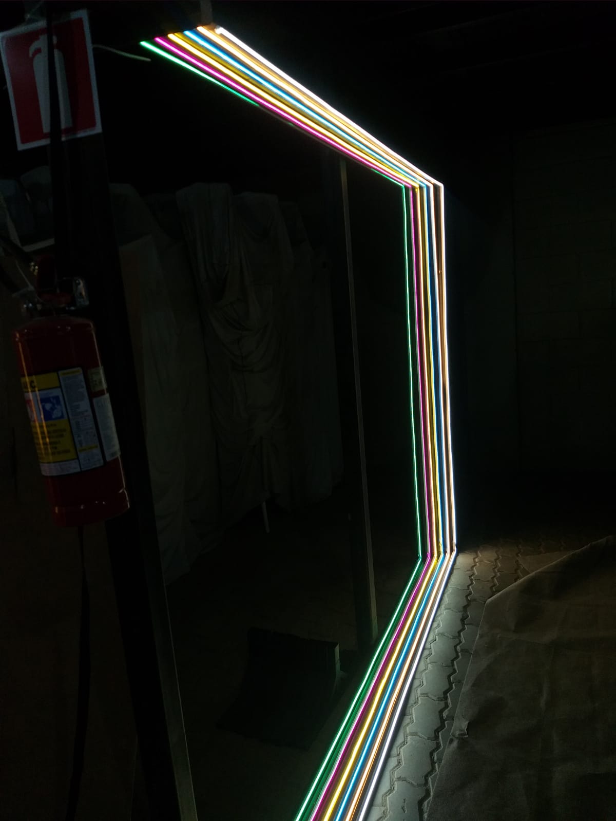 Traves neon