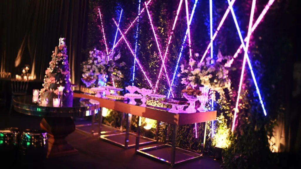 Mesa box base oxidada tampo de madeira borda alta