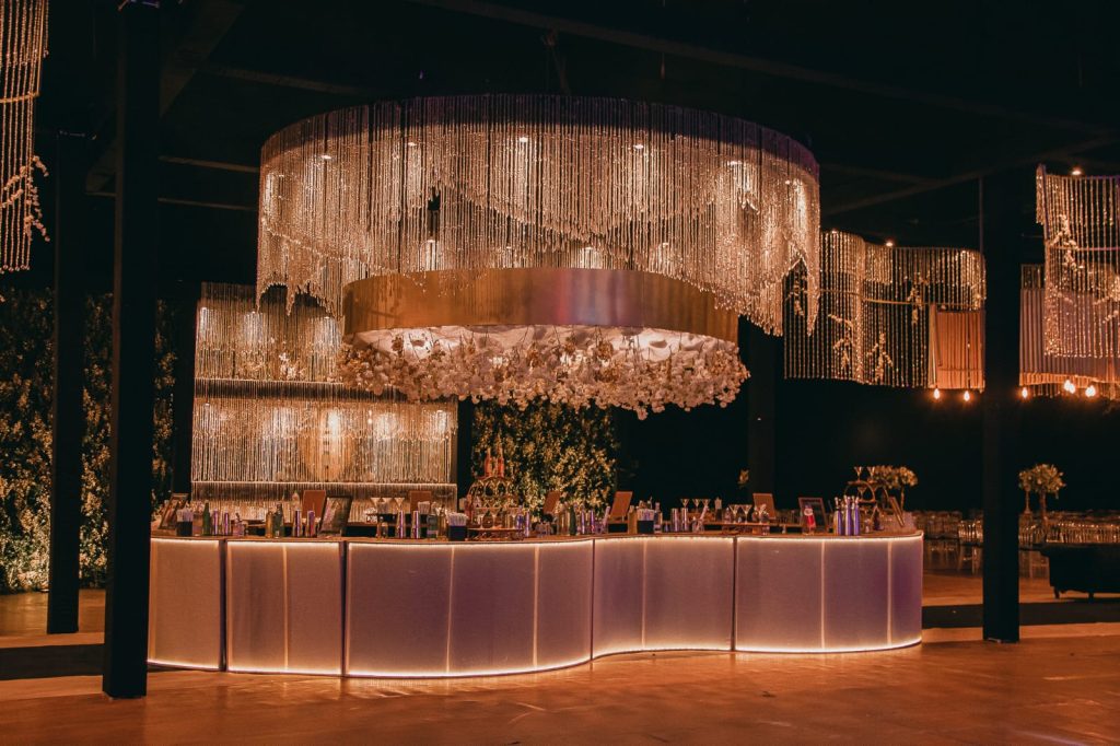 Balcão Curvo Com Acabamento em Tecido e Led