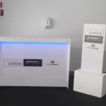 Balcão e Totem Adesivados