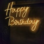 “Happy Birthday” (Feliz Aniversário)