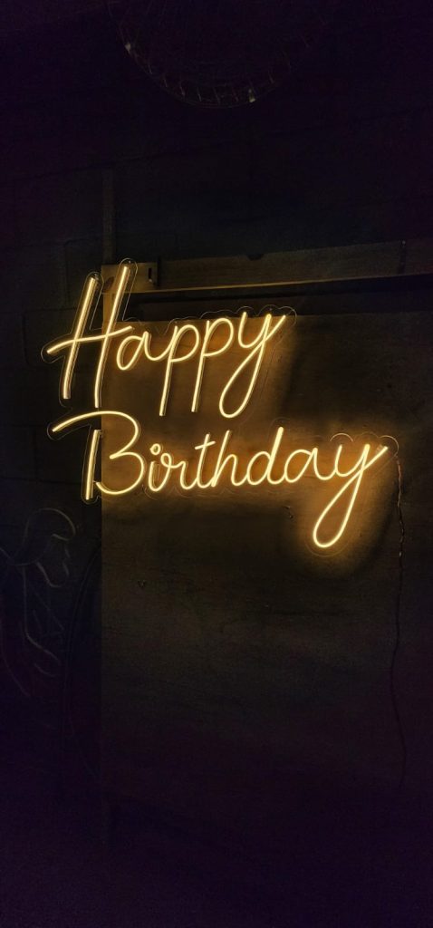 “Happy Birthday” (Feliz Aniversário)
