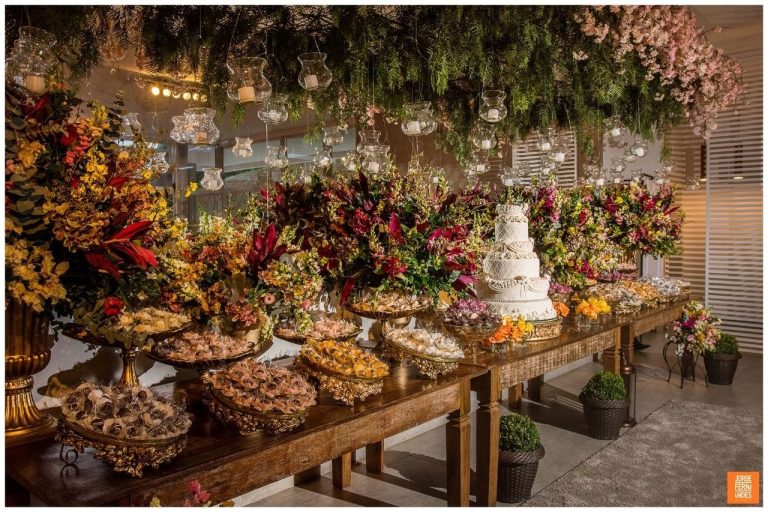 Mesa de Jantar Demolição Bolo e Doces